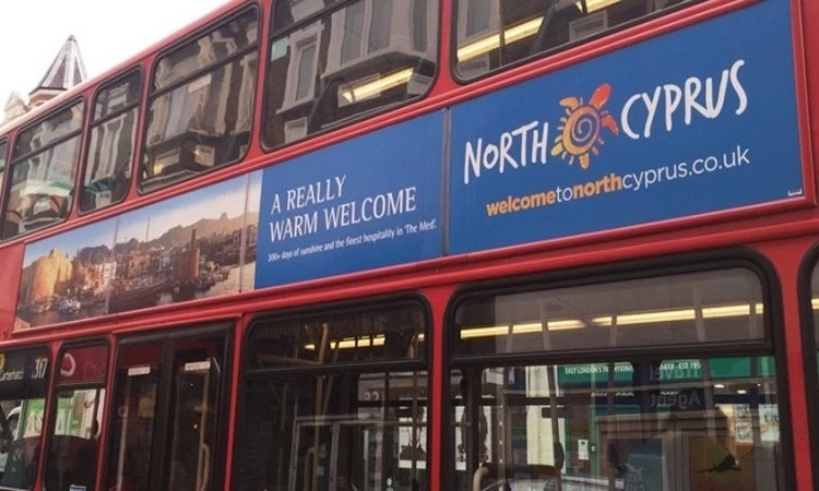 Αίσχος: Το ψευδοκράτος γέμισε το Λονδίνο με διαφημιστικές αφίσες για τη «Βόρεια Κύπρο»